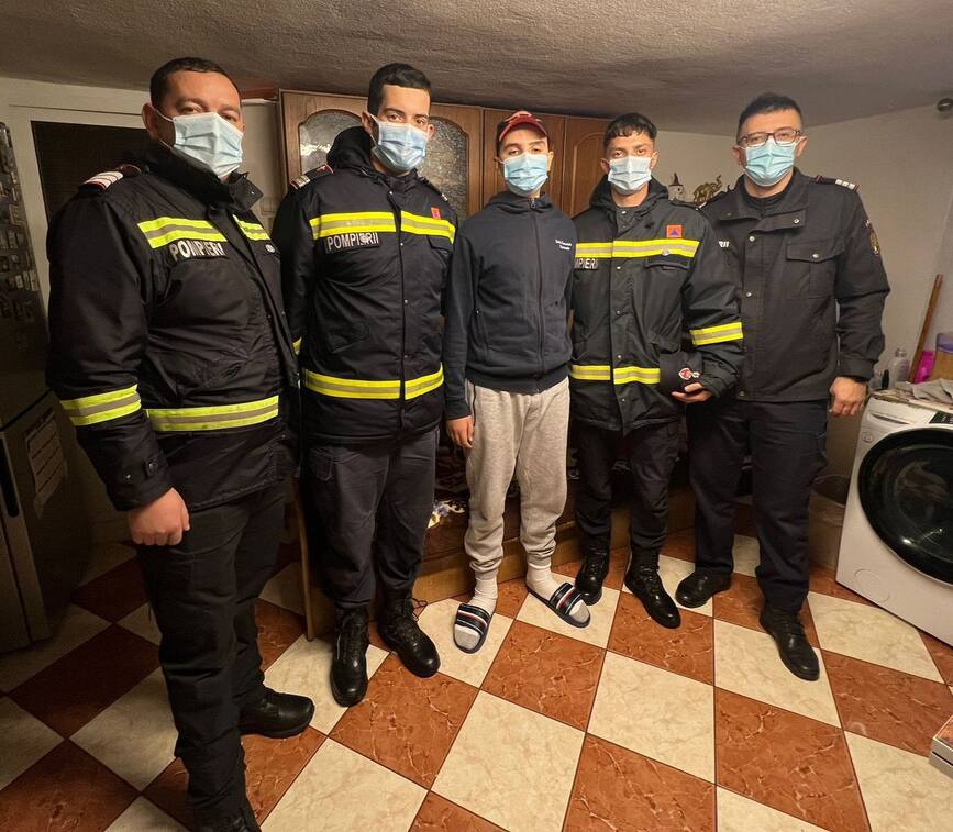 Pompierii buzoieni au adus ajutor unei familii greu incercate | imaginea 1