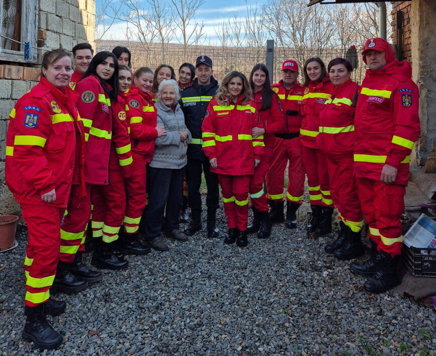 Voluntarii ISU Arad  alaturi de comunitate in prag de sarbatori | imaginea 1