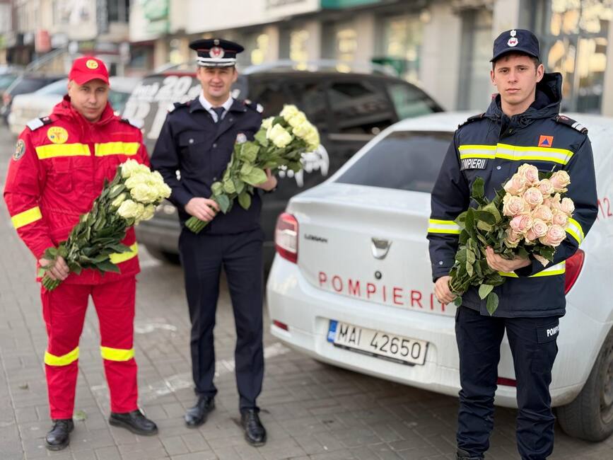 Flori si zambete oferite de pompierii botosaneni | imaginea 1
