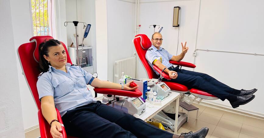 Salvatorii mehedinteni au donat sange de Ziua Pompierilor | imaginea 1