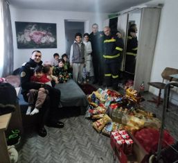 Pompierii caraseni mesagerii lui Mos Craciun | imaginea 1