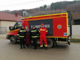 Pompierii covasneni   ajutoarele Mosului pentru familii nevoiase | imaginea 1
