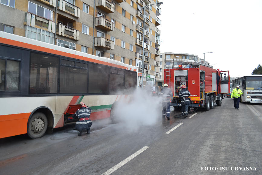 Autobuz in flacari | imaginea 1