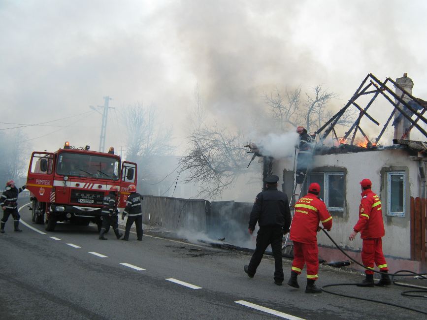 Incendiu la o casa de locuit din Voslabeni | imaginea 1