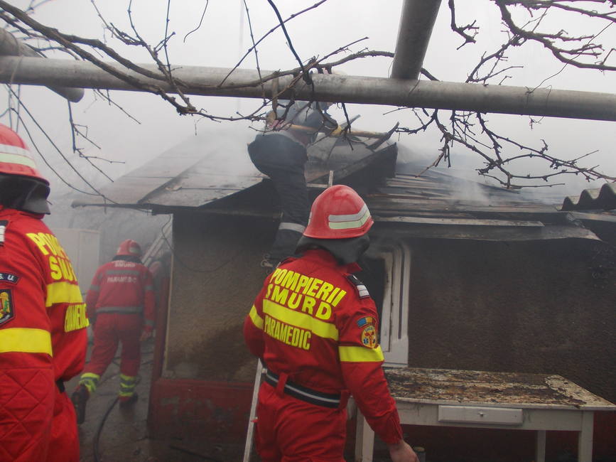 Cinci locuinte afectate in urma producerii unui incendiu | imaginea 1