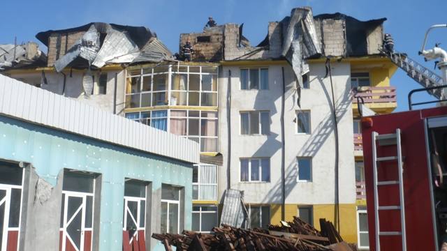 Incendiu la mansarda unui bloc de locuinte din municipiul Husi | imaginea 1