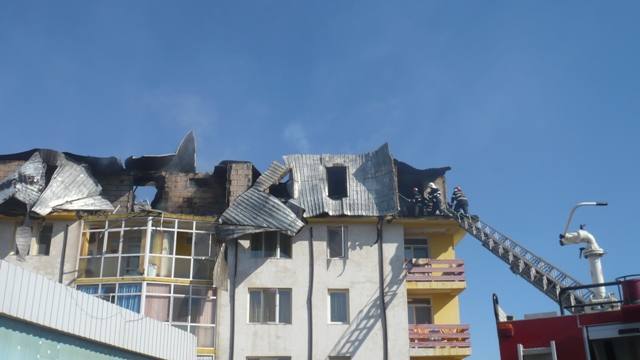 Incendiu la mansarda unui bloc de locuinte din municipiul Husi | imaginea 2