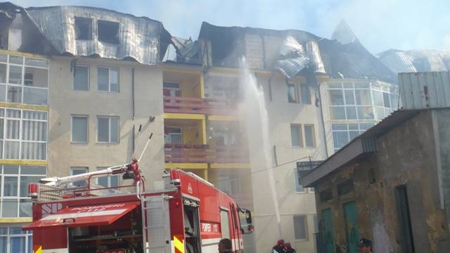 Incendiu la mansarda unui bloc de locuinte din municipiul Husi | imaginea 3