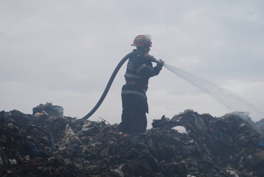 Pompierii din Orastie implicati in lichidarea si limitarea propagarii unui incendiu izbucnit la deseuri menajere depozitate la periferia municipiului | imaginea 1