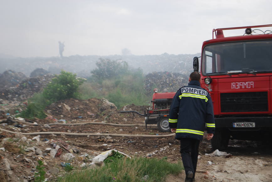 Pompierii din Orastie implicati in lichidarea si limitarea propagarii unui incendiu izbucnit la deseuri menajere depozitate la periferia municipiului | imaginea 2