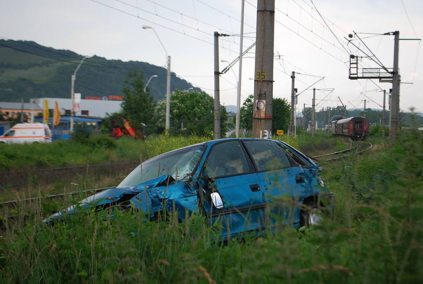 Autoturism lovit de un tren de persoane la o trecere la nivel cu calea ferata | imaginea 1