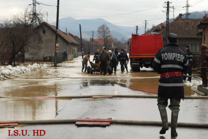 Garaje  subsoluri  mai multe strazi  o locuinta si o gospodarie inundate in urma unei ploi torentiale | imaginea 2