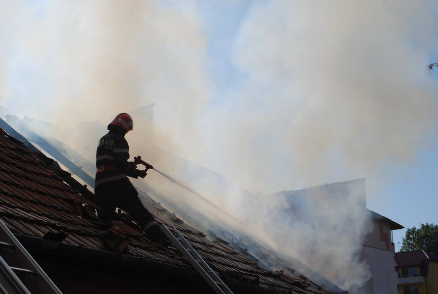 Incendiu  cu risc de propagare la doua case  lichidat de pompierii deveni | imaginea 1