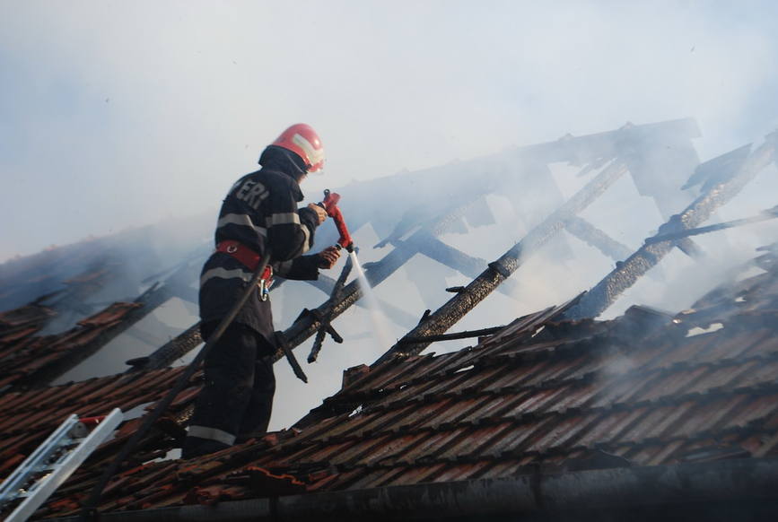 Incendiu  cu risc de propagare la doua case  lichidat de pompierii deveni | imaginea 2