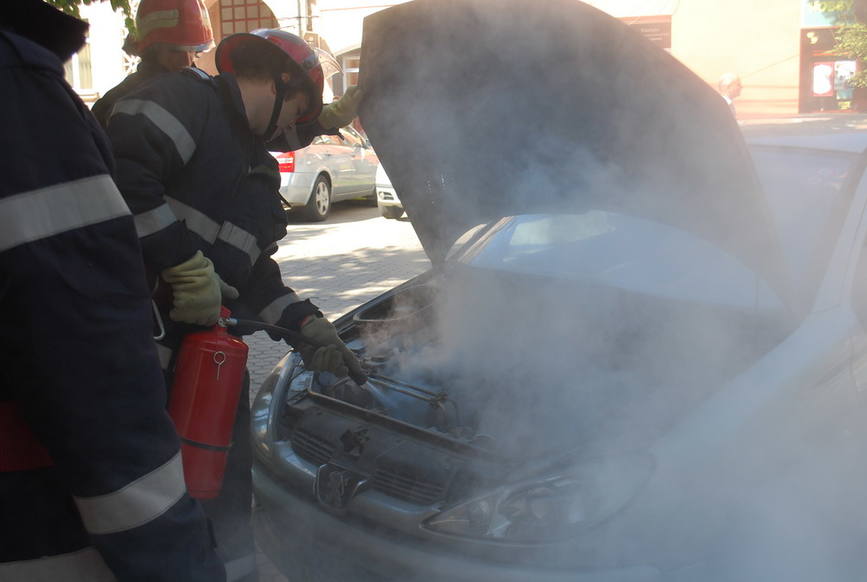 Pompierii au prevenit propagarea unui incendiu la un autoturism parcat in centrul istoric al Devei | imaginea 1