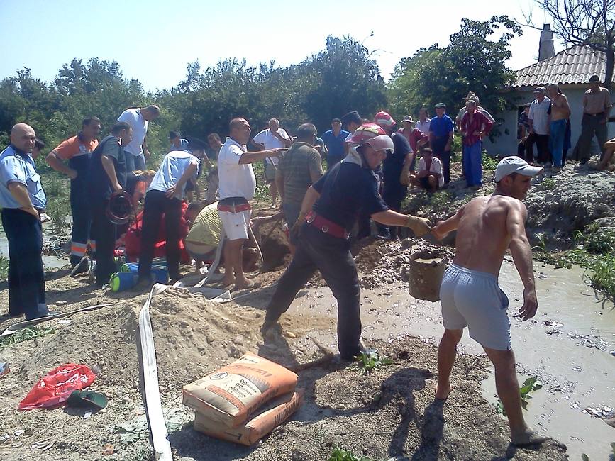 Pompierii militari au salvat contra cronometru viata unui barbat peste care s a surpat un mal de pamant | imaginea 1