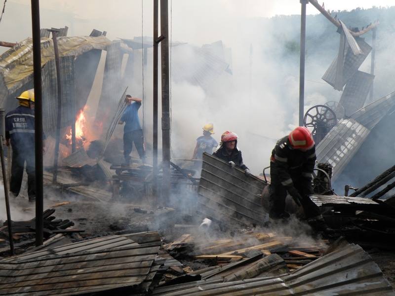 Incendiu la o fabrica de prelucrare a lemnului | imaginea 1