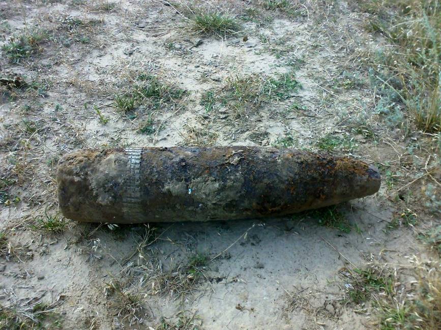 Proiectil exploziv de artilerie descoperit in curtea unui cetatean | imaginea 1