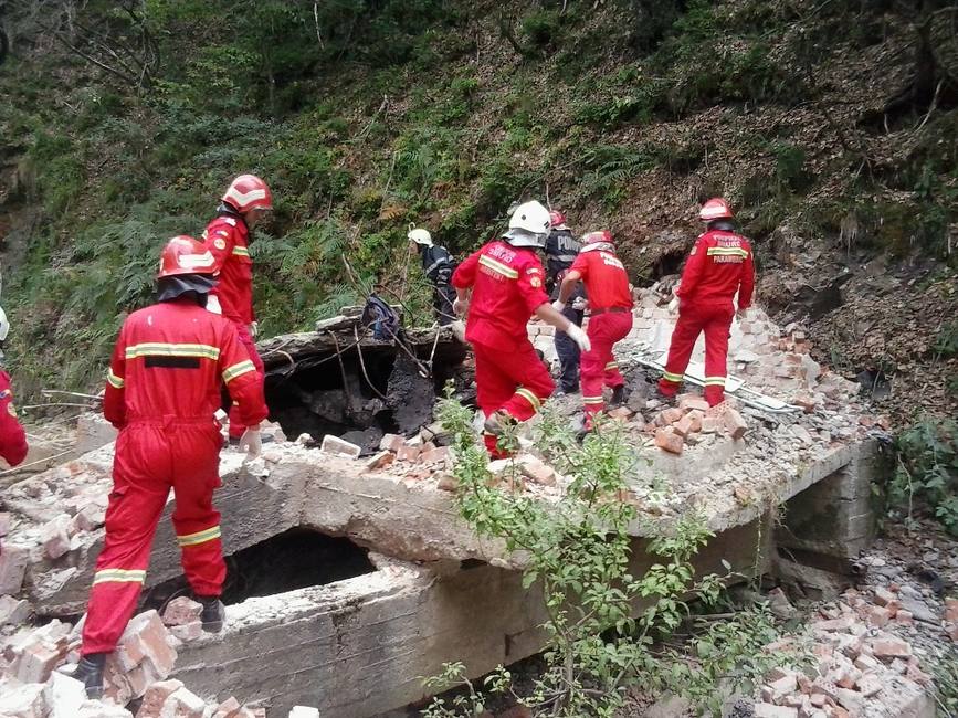 Minor decedat dupa ce planseul unei case s a prabusit peste el | imaginea 1