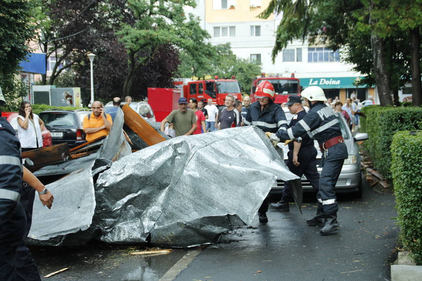 Zeci de autoturisme si acoperisuri de bloc avariate in timpul furtunii in municipiul Deva | imaginea 2
