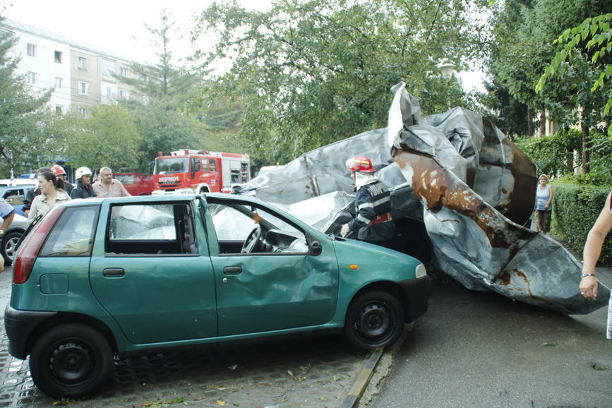 Zeci de autoturisme si acoperisuri de bloc avariate in timpul furtunii in municipiul Deva | imaginea 3
