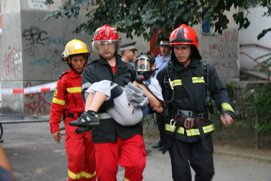 15 persoane evacuate in urma unui incendiu la un bloc din Soseaua Colentina | imaginea 1