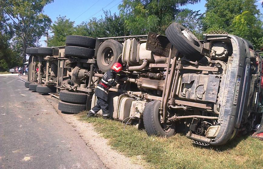 Interventie cu descarcerare  un autocamion incarcat cu floarea soarelui s a rasturnat pe DN 3A | imaginea 1