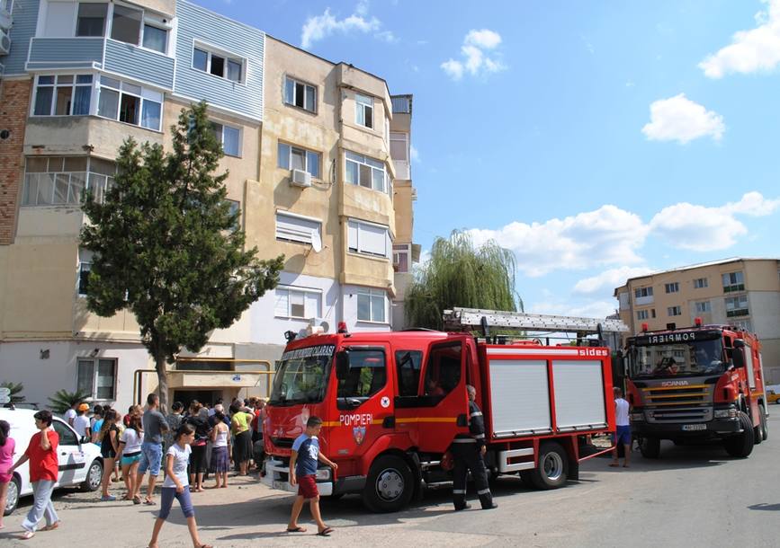 Pompierii militari au salvat cinci persoane care locuiau la etajul 4 al unui imobil | imaginea 1