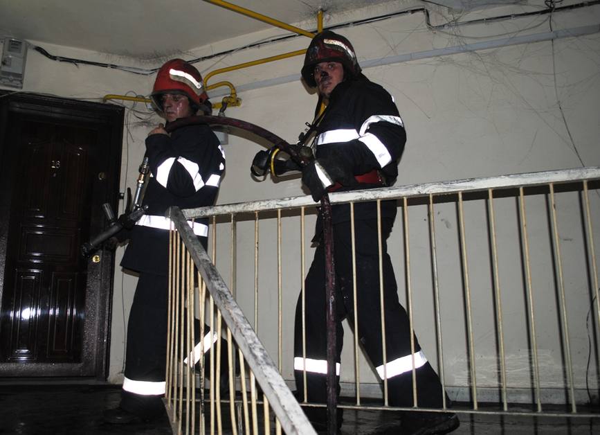 Pompierii militari au salvat cinci persoane care locuiau la etajul 4 al unui imobil | imaginea 2