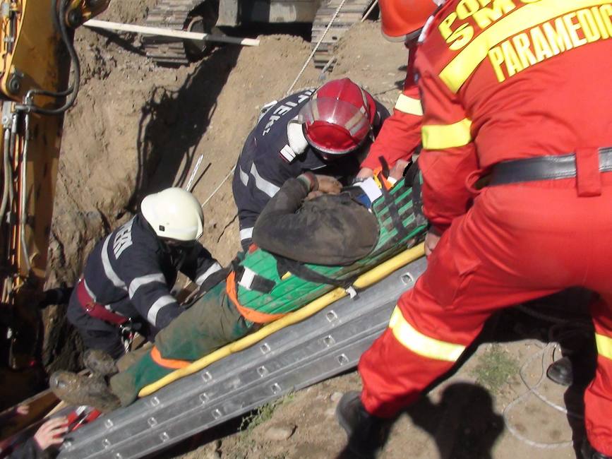 Doi muncitori au murit dupa ce au fost surprinsi sub un mal de pamant | imaginea 1