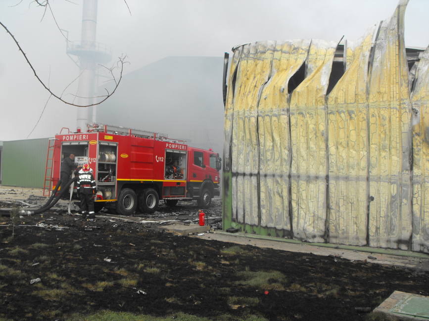 Incendiu la o hala din apropierea municipilui Slobozia | imaginea 1