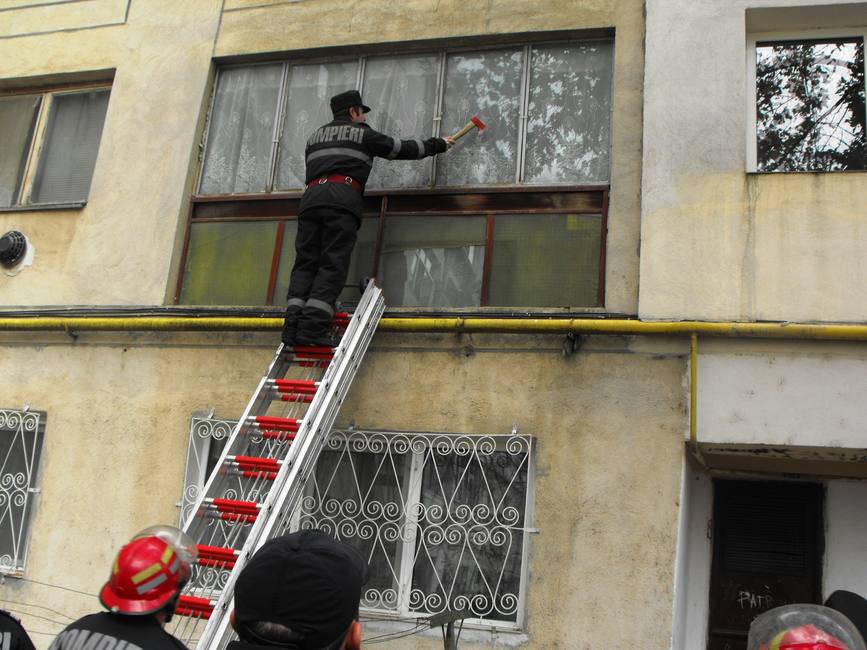 Femeie de 73 de ani  salvata de pompieri in ultima clipa | imaginea 1