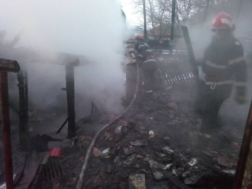 Doua incendii au mistuit mai multe anexe si un adapost de animale | imaginea 1
