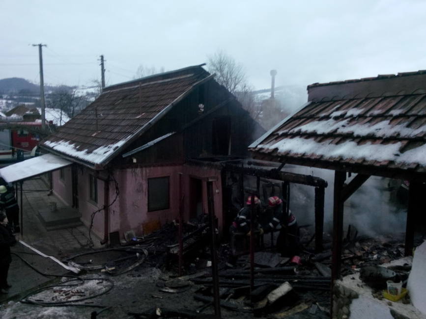 Doua incendii au mistuit mai multe anexe si un adapost de animale | imaginea 2