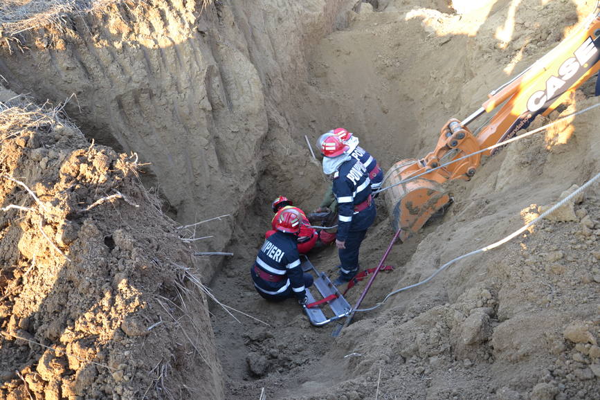 Misiune de cautare a doi barbati prinsi sub un mal de pamant  finalizata dupa mai bine de 14 ore | imaginea 1