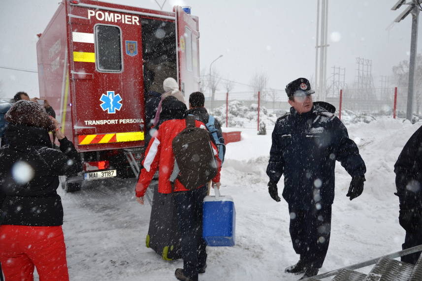 Copil de 8 luni salvat de pompieri cu ajutorul autospecialei senilate | imaginea 1
