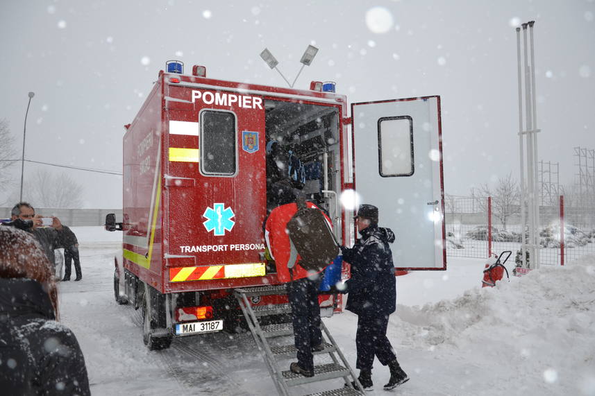 Copil de 8 luni salvat de pompieri cu ajutorul autospecialei senilate | imaginea 2