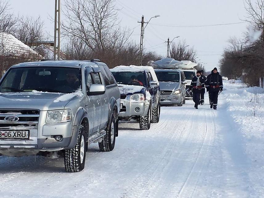 Pompierii militari din cadrul subunitatilor ISU Calarasi au intervenit pentru deszapezirea gospodariilor cetatenilor | imaginea 1