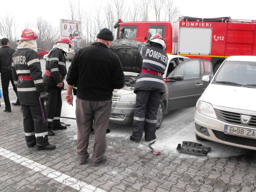 Autoturism cuprins de flacari | imaginea 1