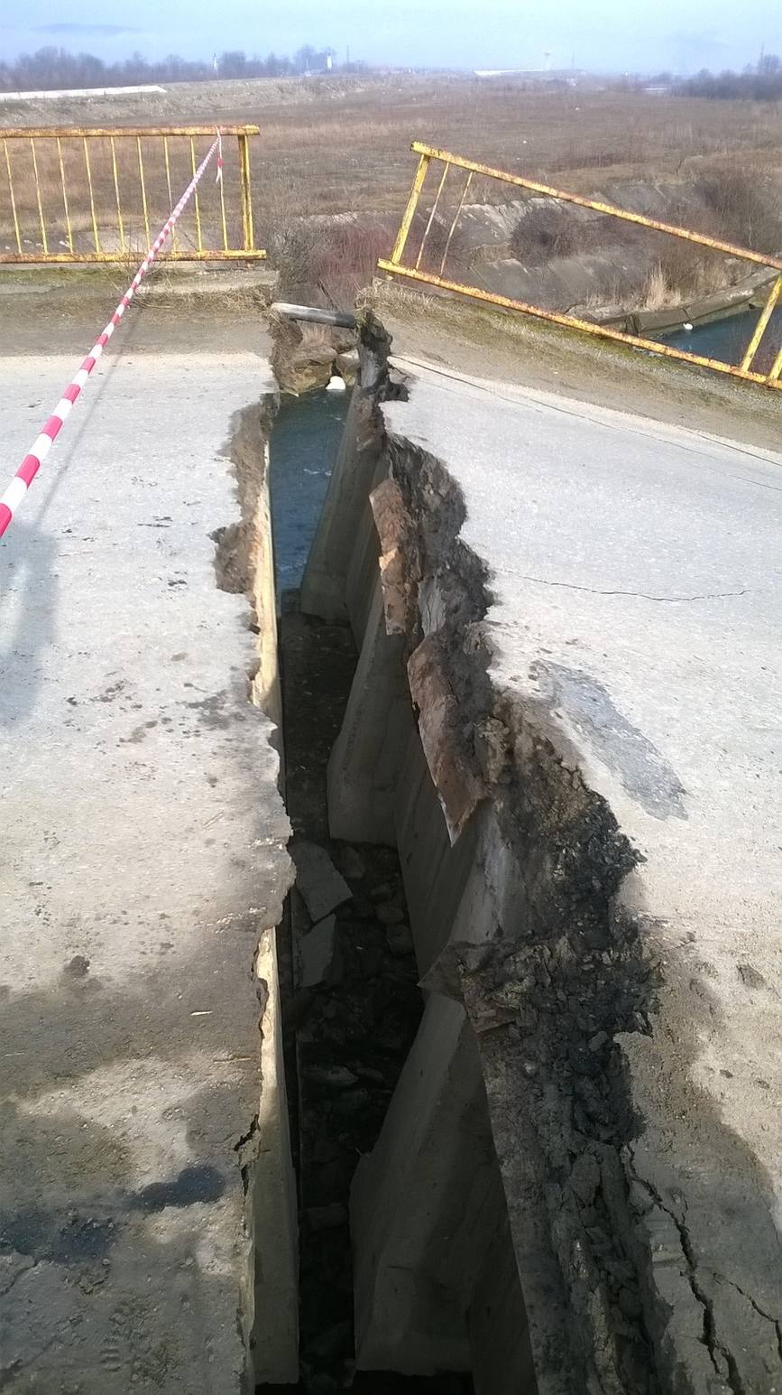 Pompierii au evacuat doua autoturisme surprinse pe un pod rutier  de pe raul Strei  surpat | imaginea 1