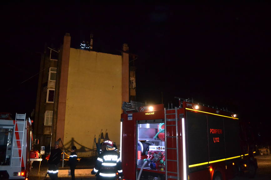 Acoperisul unui bloc a luat foc  La fata locului au fost mobilizate 7 autospeciale | imaginea 1