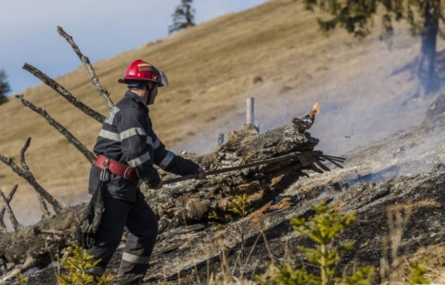 Zile de foc pentru pompierii harghiteni  Zeci de hectare de vegetatie uscata au fost cuprinse de flacari | imaginea 2
