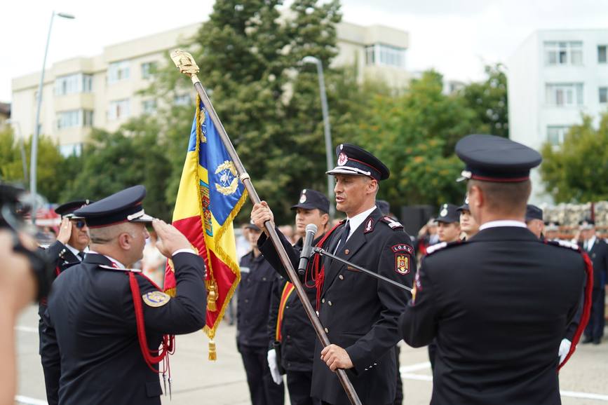 Ceremonial militar de predare   primire a comenzii la ISU Bacau | imaginea 1