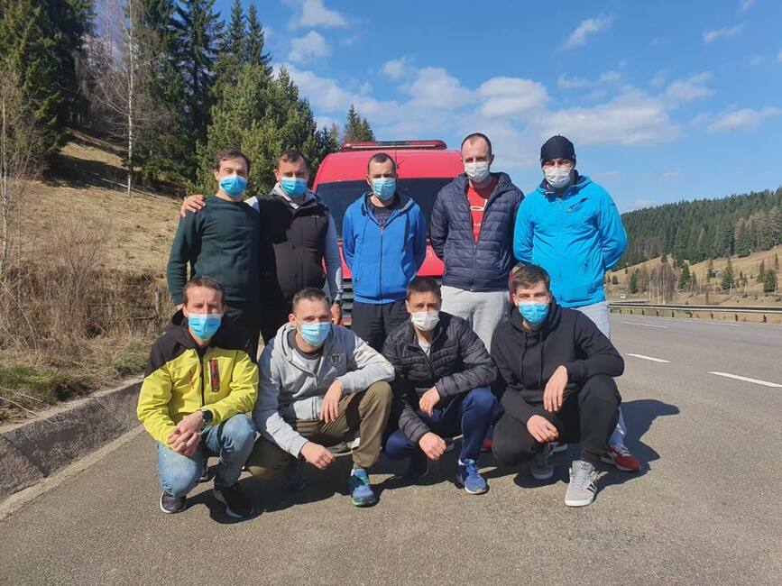 Noua pompieri bistriteni s au intors acasa  dupa 14 zile pe frontul bucovinean | imaginea 1