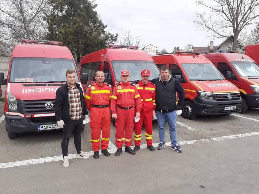 Noua pompieri botosaneni s au intors acasa  dupa 14 zile pe frontul bucovinean | imaginea 3