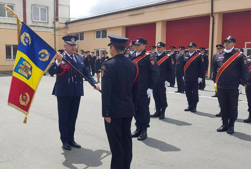Ceremonie de predare   primire a comenzii si a drapelului de lupta | imaginea 1