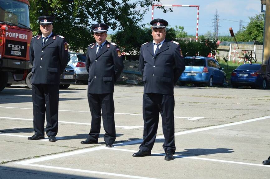 Trei pompieri cu o vechime de peste 26 de ani de cariera au iesit la pensie | imaginea 1