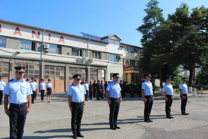 Pompierii vranceni care au salvat 12 persoane surprinse de viitura  avansati in grad | imaginea 1