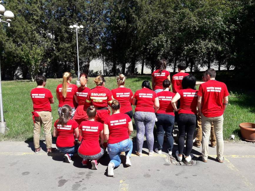 Medici  mercenari   de a v ati ascunselea cu moartea  printre gafe de politruci | imaginea 2