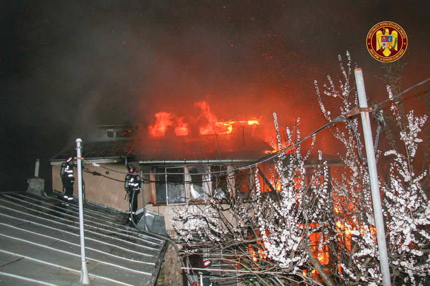 Cinci case cuprinse de flacari in Capitala  Pompierii militari au intervenit cu 12 autospeciale pentru lichidarea incendiului | imaginea 1